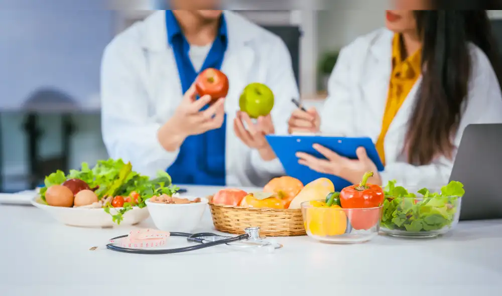 Las áreas con mayor potencial incluyen nutrición clínica especializada y rendimiento deportivo, donde los ingresos pueden alcanzar entre S/ 5,000 y S/ 6,000 mensuales en posiciones de jefatura. Foto: Envato sueldo-de-un-nutricionista-en-peru