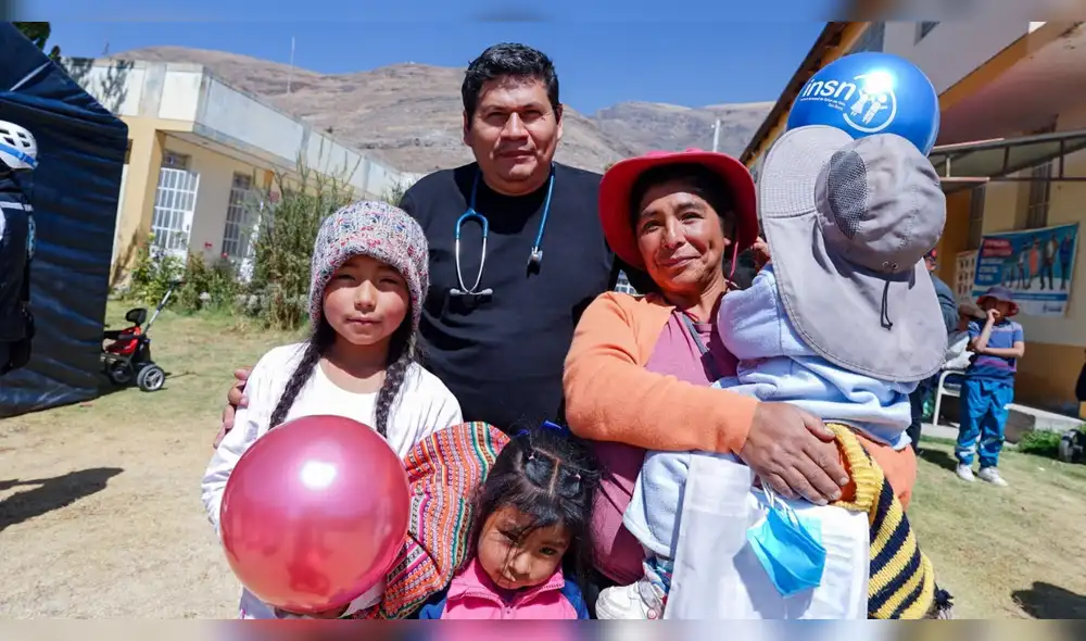 Un equipo multidisciplinario del INSN San Borja se despliega en Junín, ofreciendo atención médica y emocional en diversos Centros de Salud para niños afectados por el terremoto. Foto: Gob.pe insn-san-borja-en-junin