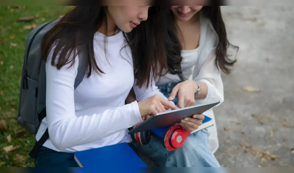 La menor autopercepción y confianza de las adolescentes son factores que influyen en sus resultados académicos en IA, junto con la vulnerabilidad digital que enfrentan. Foto: Envato inteligencia-artificial-y-adolescentes