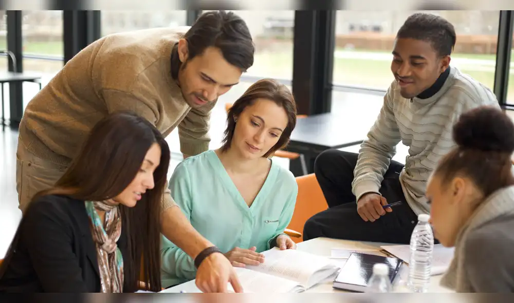Un informe indica que el 53,5 % de los empleadores en Lima considera la falta de habilidades blandas como una barrera para contratar nuevo talento, enfatizando su relevancia. Foto: Envato habilidades-blandas