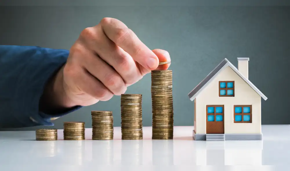 Comprar una vivienda implica mucho más que reunir el dinero para pagar el precio del inmueble. También existen gastos asociados a la transferencia y uno de ellos es el impuesto por comprar un departamento, conocido como impuesto de alcabala. Este tributo
