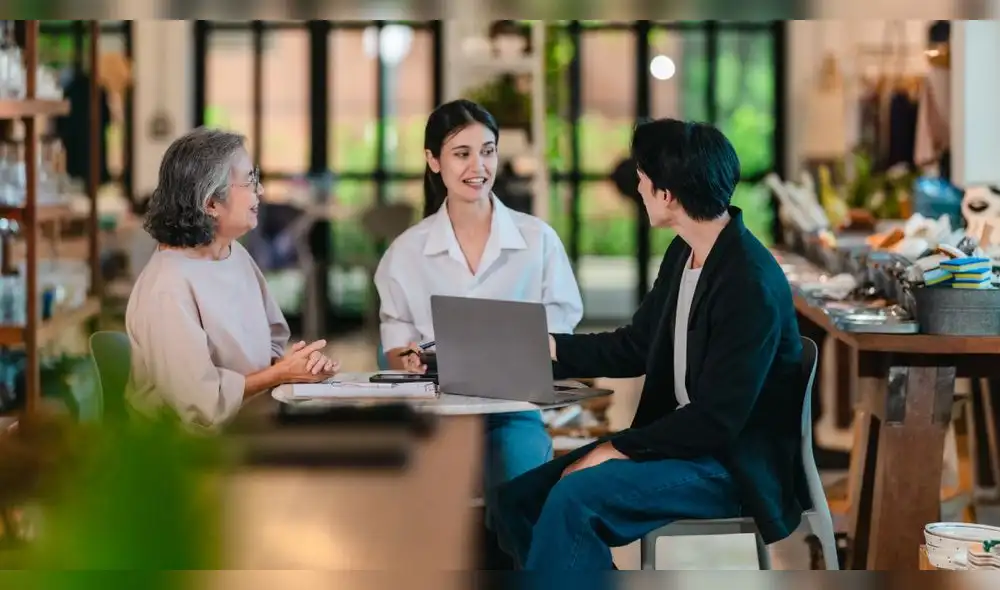 Separar el dinero personal del empresarial es clave para identificar ganancias y gestionar. Foto: Envato. emprender-despues-de-los-60