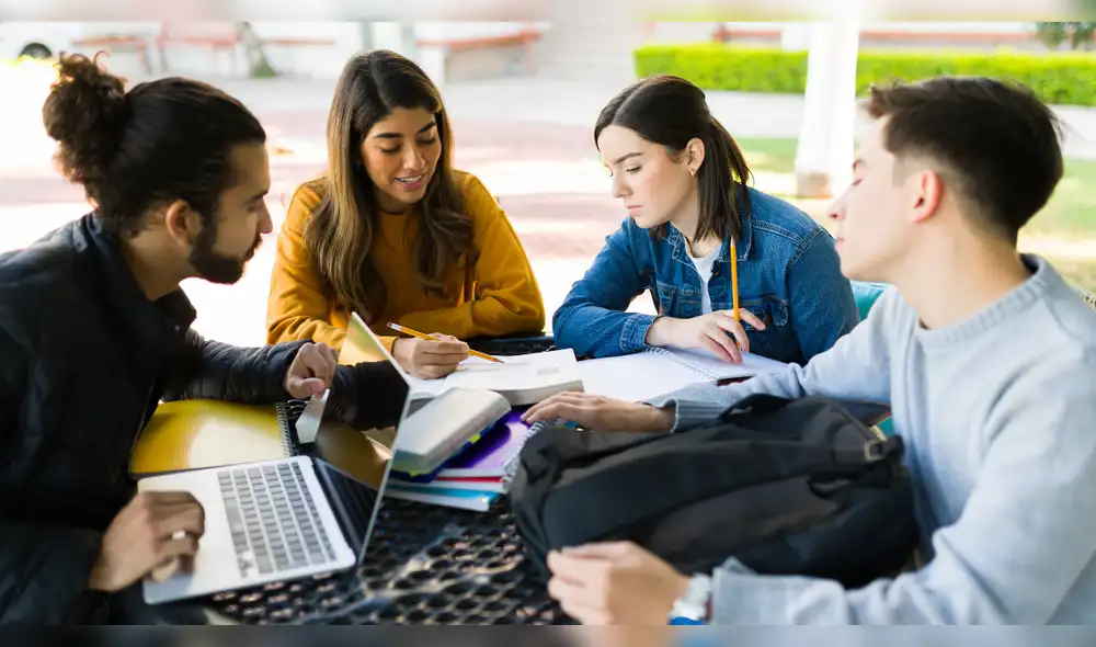 Esta metodología también beneficia a personas con TDAH, al evitar la fatiga de la atención prolongada. Implementar Pomodoro es sencillo: define tus temas, establece tiempos y usa un cronómetro para mejorar tu rendimiento. Foto: Envato tecnica-pomodoro