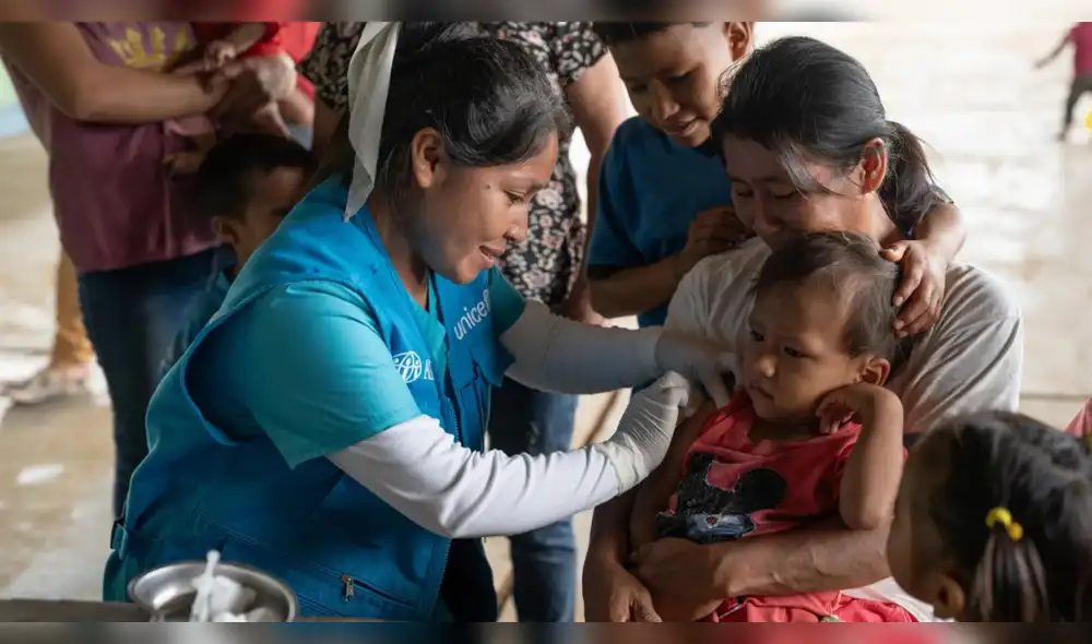 Obstáculos como diferencias culturales y logísticas limitan el avance. La Defensoría del Pueblo pide un enfoque intercultural para mejorar la coordinación y el acceso a la inmunización. Foto: UNICEF vacunacion-en-pueblos-indigenas