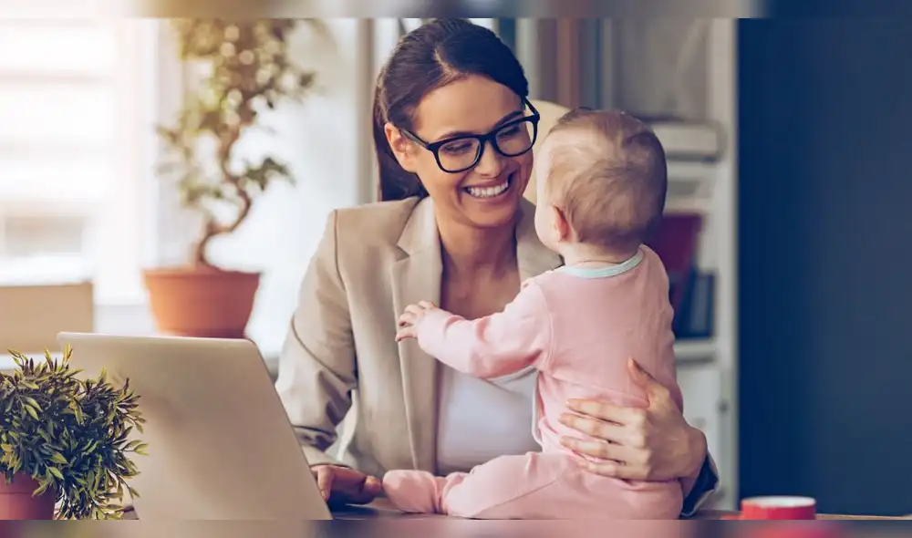 Según la Encuesta Nacional de Uso del Tiempo 2024, las mujeres dedican más del doble de tiempo que los hombres al trabajo no remunerado. Foto: Envato. madres-ejecutivas