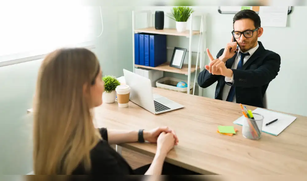 Recordar detalles importantes demuestra atención genuina y fortalece la confianza entre compañeros dentro del entorno laboral. Foto: Envato escucha-activa-en-el-trabajo