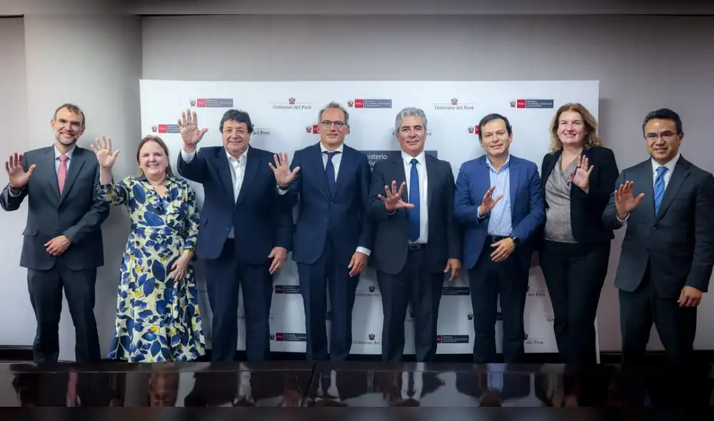 El ministro de Vivienda, Mauricio Arnillas, se reunió con representantes del Banco Mundial para abordar proyectos estratégicos. El ministro de Vivienda, Mauricio Arnillas, se reunió con representantes del Banco Mundial para abordar proyectos estratégicos.