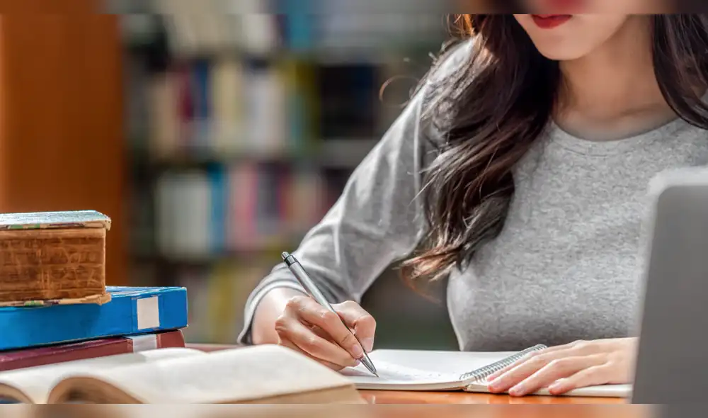La propuesta plantea fortalecer la investigación universitaria mediante mayor financiamiento para proyectos desarrollados por estudiantes y docentes. Foto: Envato tesis-desde-sexto-ciclo