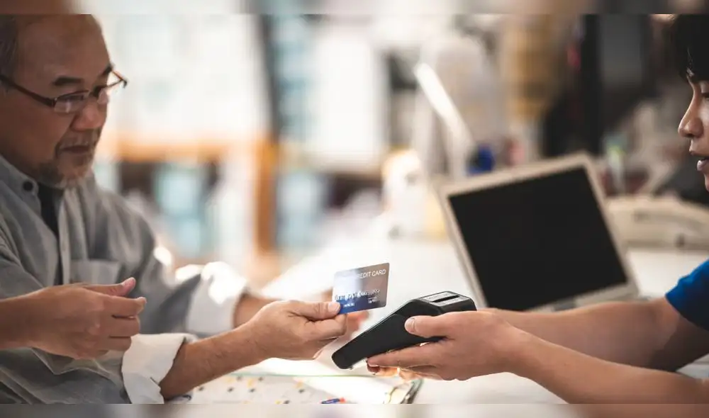 El Banco Central de Reserva del Perú aprobó nuevas reglas para los comercios que aceptan pagos mediante POS, códigos QR y aplicaciones móviles. Foto: Envato. pagos-qr-pos