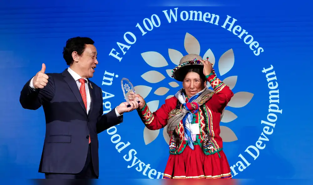 Durante la ceremonia en Roma, Parcco dedicó su reconocimiento a sus hijos y recibió elogios por su labor en agricultura sostenible. Su historia ejemplifica la importancia de las mujeres en el desarrollo rural y la seguridad alimentaria en Perú. Foto: FAO Durante la ceremonia en Roma, Parcco dedicó su reconocimiento a sus hijos y recibió elogios por su labor en agricultura sostenible. Su historia ejemplifica la importancia de las mujeres en el desarrollo rural y la seguridad alimentaria en Perú. Foto: FAO
