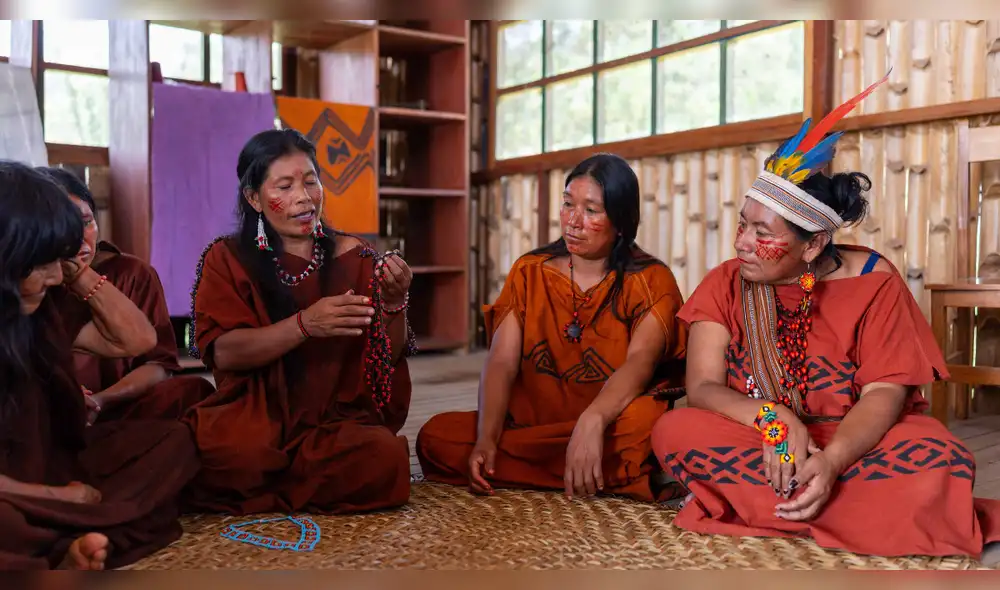 La iniciativa busca fortalecer oportunidades económicas mediante capacitaciones y espacios comerciales para promocionar la artesanía amazónica, asegurando la transmisión de saberes ancestrales a futuras generaciones. Foto: FAO La iniciativa busca fortalecer oportunidades económicas mediante capacitaciones y espacios comerciales para promocionar la artesanía amazónica, asegurando la transmisión de saberes ancestrales a futuras generaciones. Foto: FAO