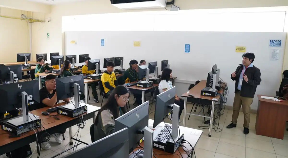 Congreso peruano propone otorgar becas a menores en situación de orfandad que cubran desde la educación inicial hasta la formación universitaria Congreso peruano propone otorgar becas a menores en situación de orfandad que cubran desde la educación inicial hasta la formación universitaria