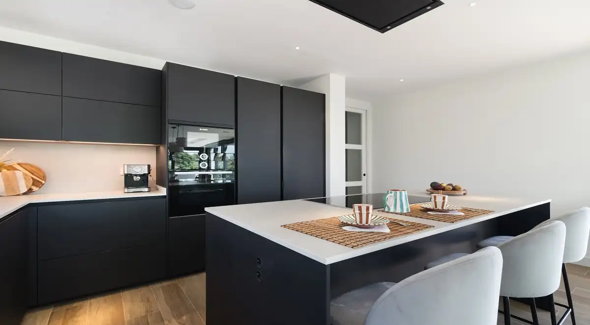 Tendencias 2025 en cocinas modernas: colores acabados y materiales que están de moda