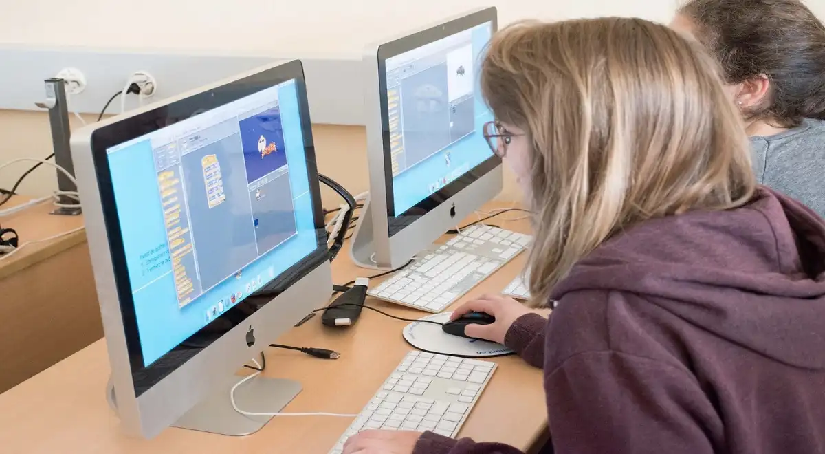 Google advierte a los estudiantes: no abandones tu carrera por la IA, aprende a usarla o quedarás fuera del mercado laboral Google advierte a los estudiantes: no abandones tu carrera por la IA, aprende a usarla o quedarás fuera del mercado laboral