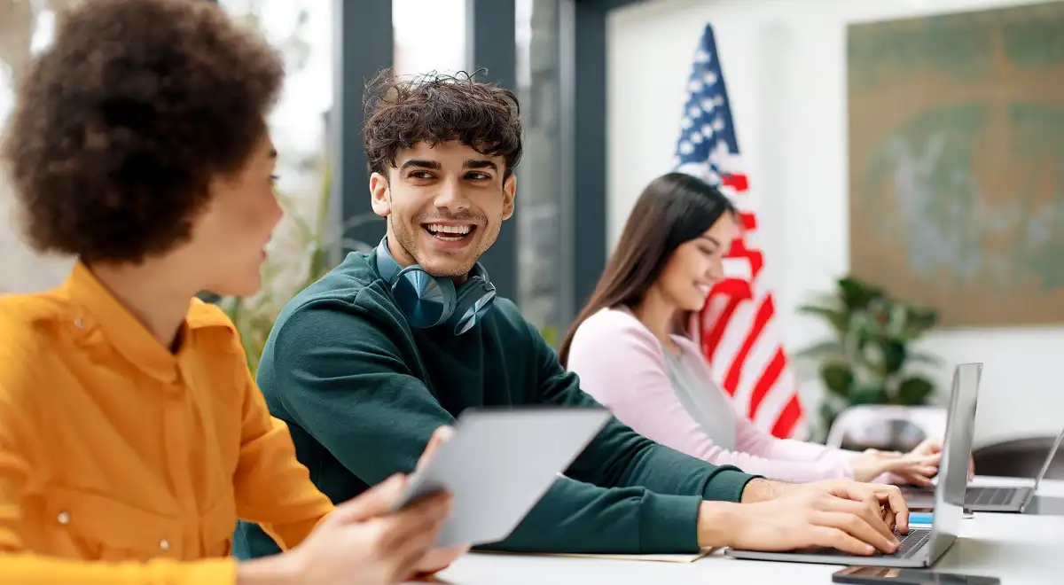 Estudiar en modalidad hibrida: beneficios ocultos que los alumnos recién están descubriendo