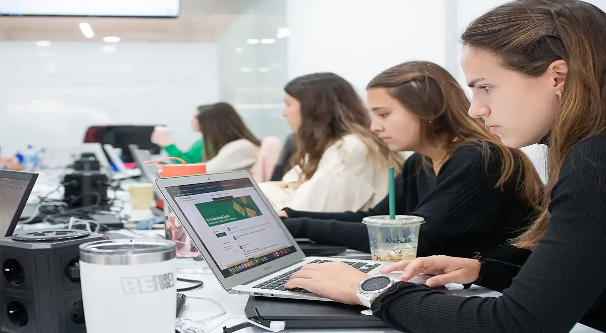 Universidades 2030: así cambiará la forma de estudiar en solo cinco años según la IA