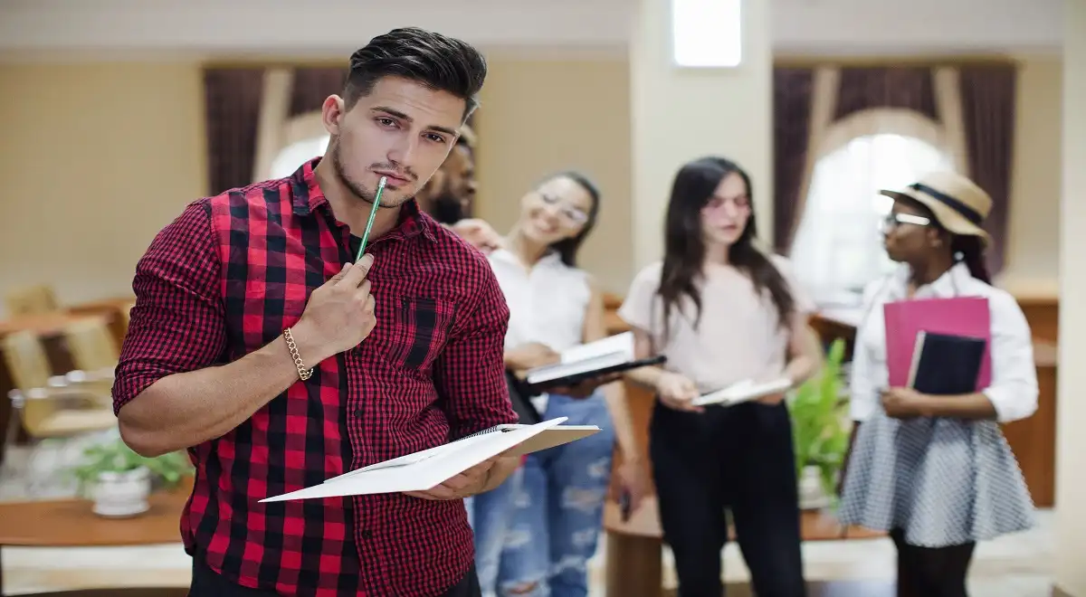 ¿Terminaste el colegio? Claves para elegir una carrera y mejorar tus posibilidades de empleo con altos ingresos ¿Terminaste el colegio? Claves para elegir una carrera y mejorar tus posibilidades de empleo con altos ingresos