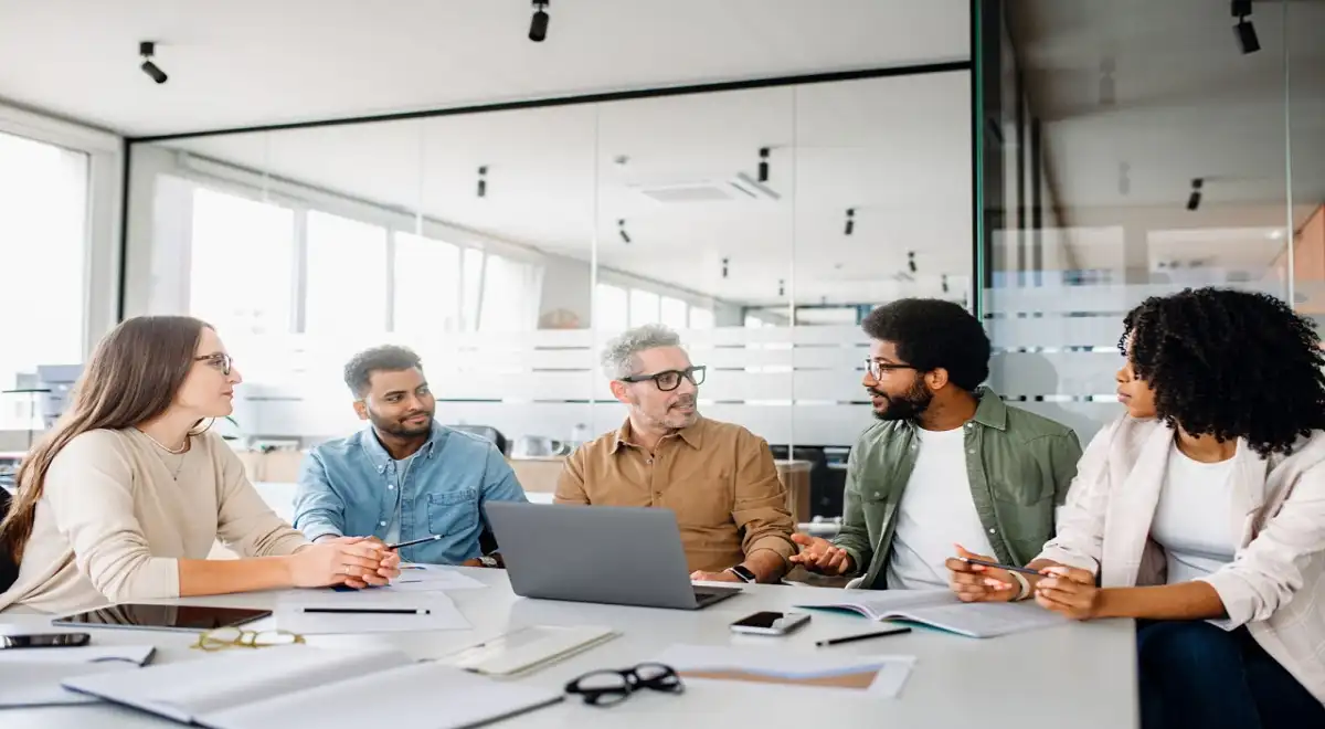 ¿Cómo liderar equipos con éxito?: 4 estrategias esenciales en un mercado laboral competitivo