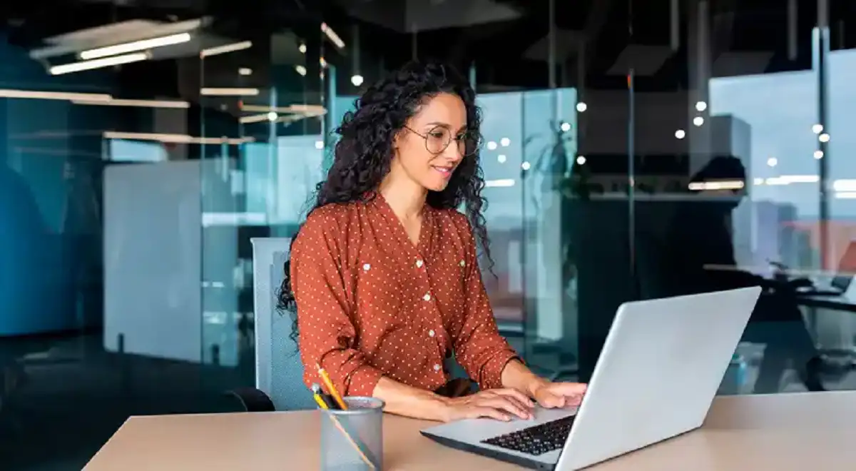 Posgrados en línea: la alternativa flexible que permite a profesionales seguir estudiando sin dejar de trabajar