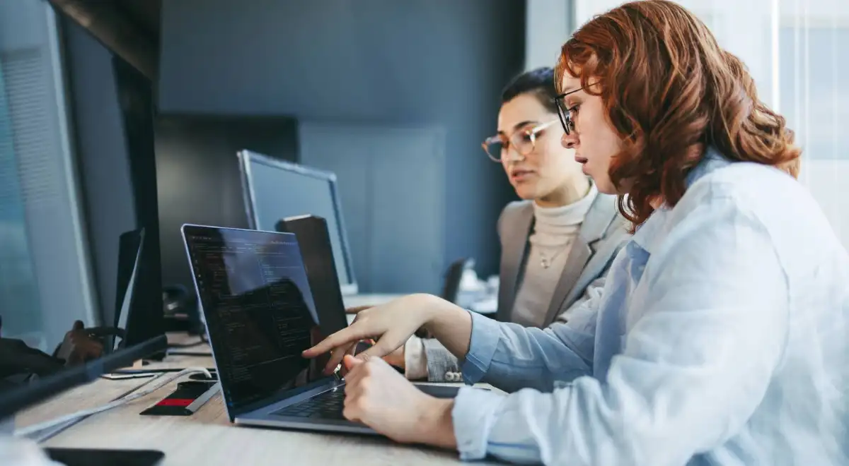 Mujeres en el mundo digital: más oportunidades, menos ingresos, mismas desigualdades