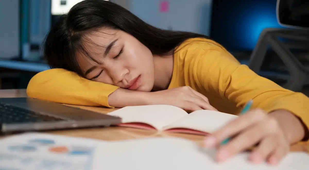 Amanecerse estudiando: cómo afecta tu salud y tus notas Amanecerse estudiando: cómo afecta tu salud y tus notas