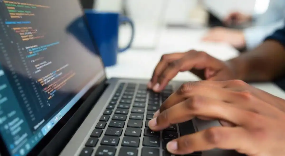 Empresas comienzan a reemplazar compras de software por herramientas creadas con IA