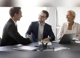 Brecha salarial en puestos de liderazgo: 3 decisiones que pueden ampliarla