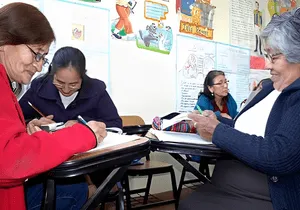 Aprender sin límites: el taller de alfabetización que transforma la vida de los adultos mayores en Mi Perú