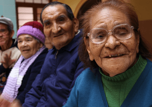 ¿Cuidas a una persona adulta mayor? Evita estos hábitos que pueden afectar su salud
