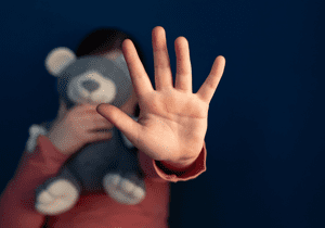 Tíos, padrastros y padres: los principales agresores en casos de abuso infantil