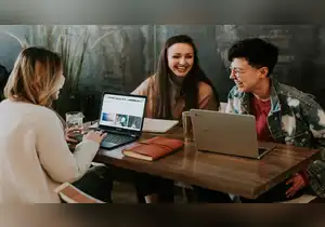 Minimalismo profesional: la tendencia con la que la Generación Z cambia las reglas del éxito laboral