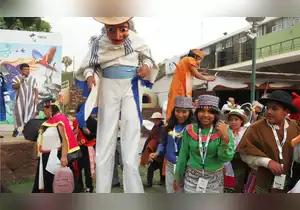 Alumnos de pueblos originarios presentan su riqueza cultural durante la Feria Tinkuy 2025