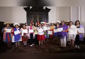 Homenajean a 15 artesanas de qallwa por preservar su tradición textil ancestral