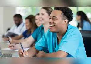 ¿Estudiar Enfermería en Perú? Lo que debes saber sobre sueldo y demanda laboral