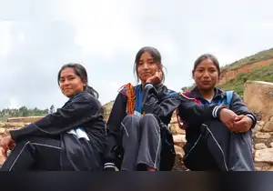 UNESCO reconoce a CARE Perú por impulsar la permanencia y culminación de la secundaria de niñas y adolescentes