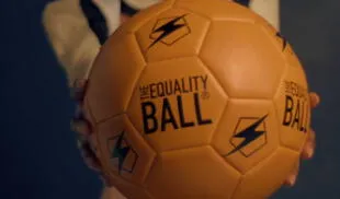 Impulsando la igualdad en el fútbol: Conoce el nuevo balón “The Equality Ball”