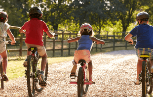 Tener una bicicleta en la infancia podría impactar en la adultez, según estudios