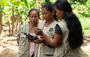 Mujeres indígenas monitorean la Amazonía peruana de la mano de la tecnología