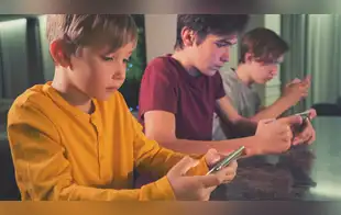 Protección a menores: OMS y Francia exigen más control digital