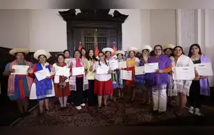 Homenajean a 15 artesanas de qallwa por preservar su tradición textil ancestral