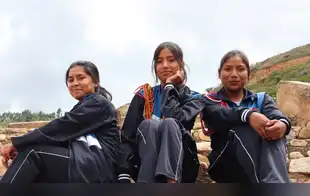 UNESCO reconoce a CARE Perú por impulsar la permanencia y culminación de la secundaria de niñas y adolescentes