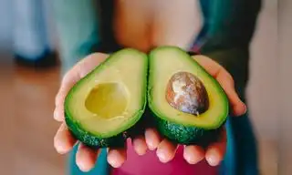 Desarrollan bioplástico a partir de residuos industriales de la palta