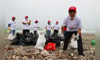 Voluntarios despliegan jornada de limpieza en playa en Ventanilla