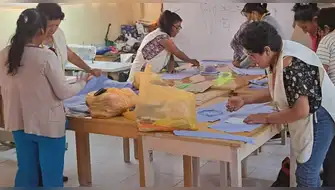 Capacitaron a mujeres para mejorar ingresos alternativos ofreciendo prendas de trabajo