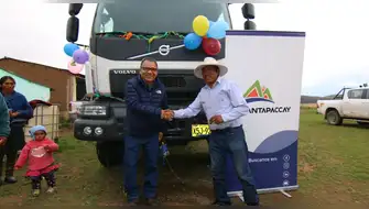 Antapaccay entregó camión cisterna a la comunidad de Huisa en Cusco