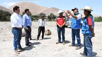 Maquinaria provista por minera protege dotación de agua