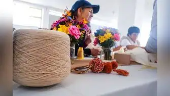 Madres artesanas fabrican productos a base de botellas de plástico