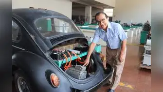 Investigadores convierten antiguo auto en vehículo sostenible