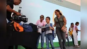 República Dominicana canjea botellas pláticas por kits escolares