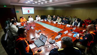 Autoridades se reúnen para coordinar labores contra incendio forestal